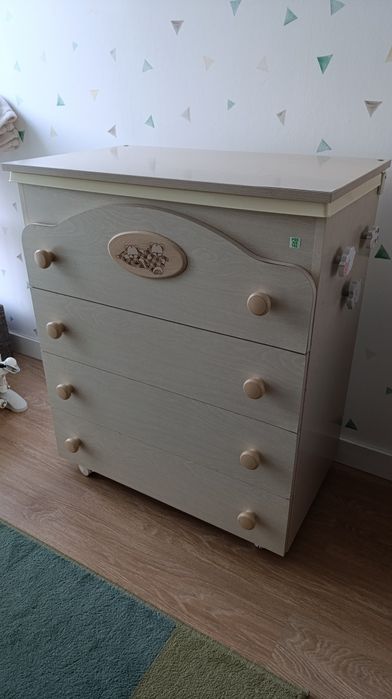 Cómoda muda-fraldas com banheira