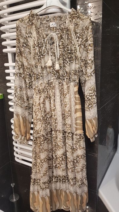 Beżowa sukienka z delikatnej tkaniny