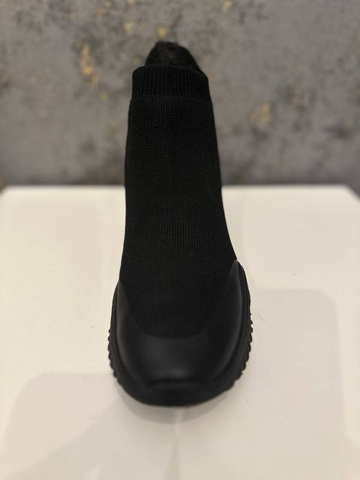 Продам кроссовки RESERVED