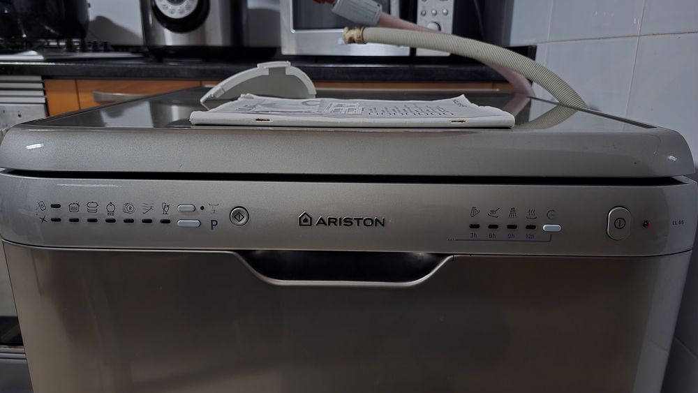 Maquina lavar loiça Ariston AVARIADA