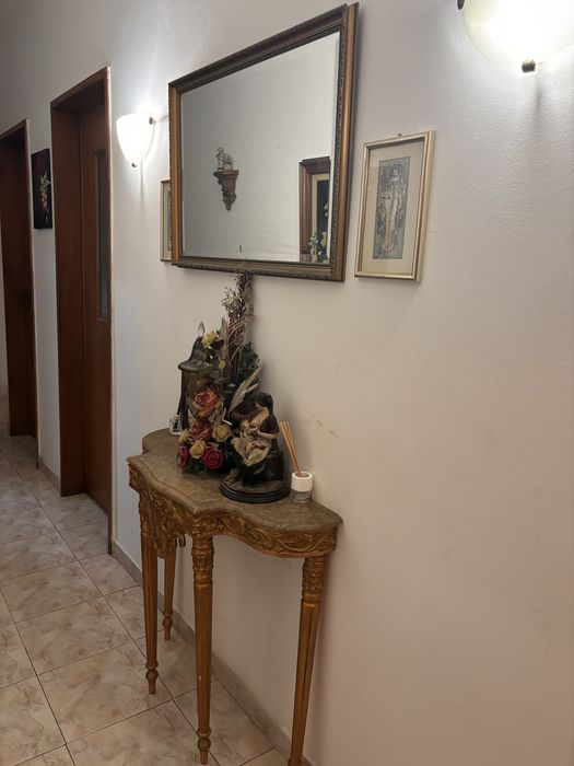 Mesa antiga hall