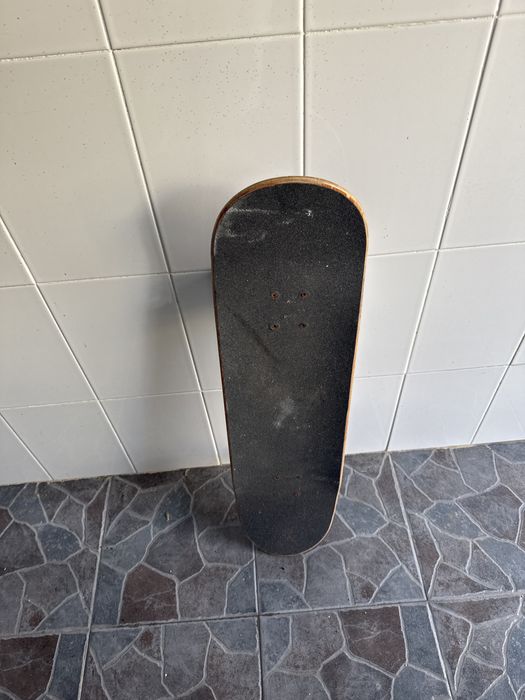 Skate usado com marcas de uso