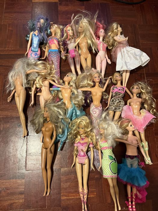 16 Barbies  usadas
