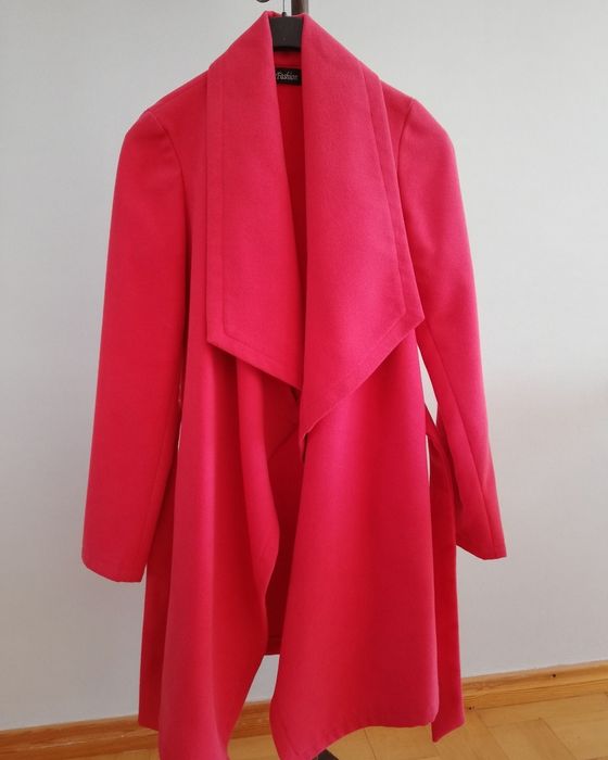 Malinowy płaszcz, r. 36