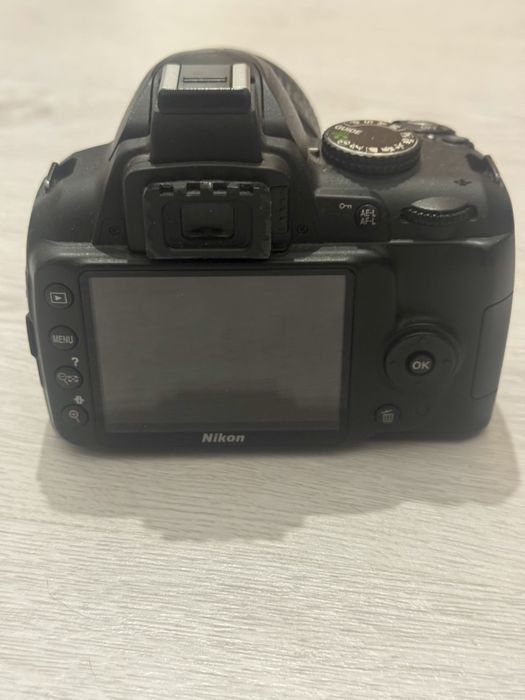 Nikon D3000 + objetiva