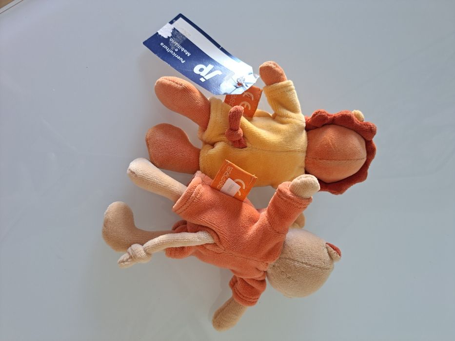 2 bonequinhos que fazem barulho