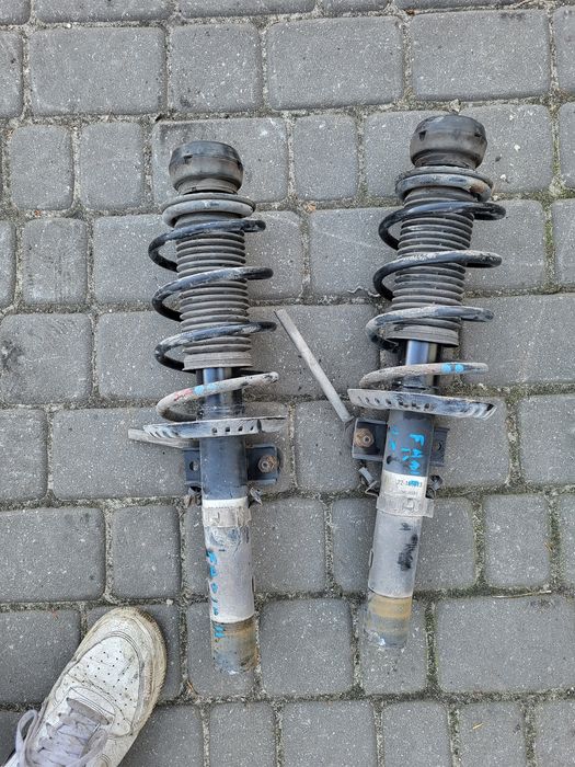 Amortyzatory przednie skoda fabia 2 z 09r 1.2 benzyna komplet