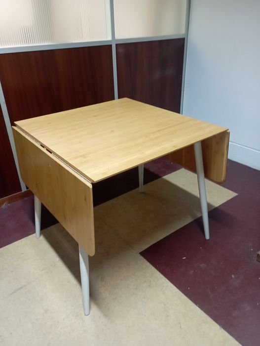 Mesa  de cozinha com abas