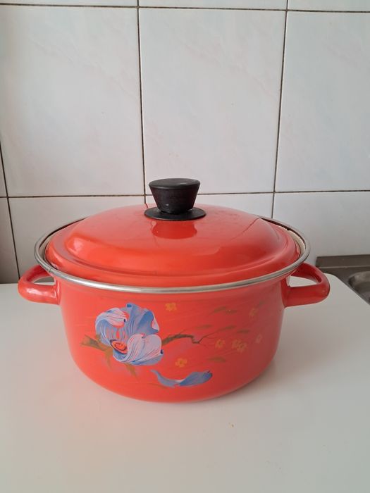 Продам эмалированную кастрюлю