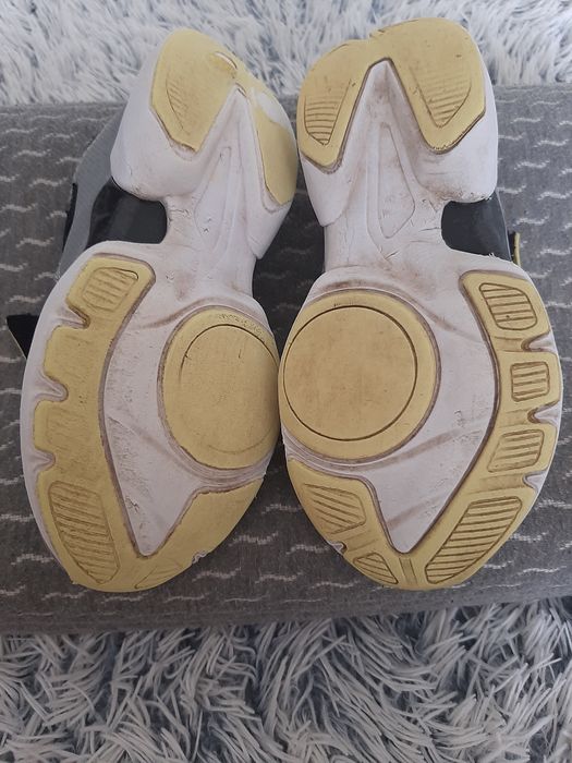 Кросівки на хлопчика або дівчинки.