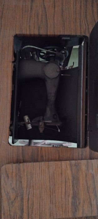 Máquina de costura marca Singer,a pedal é a funcionar.