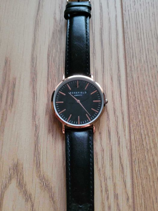 Czarny zegarek na pasku