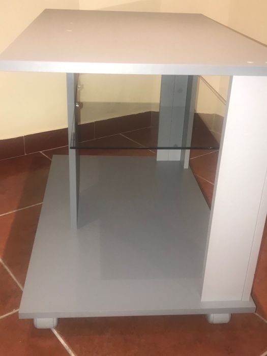 Móvel de TV cinzento com rodas