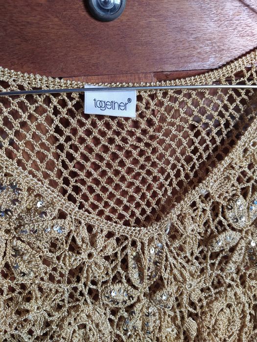 Blusa em crochet bege com lantejoulas com flores tamanho M