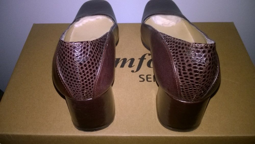 Sapatos de Senhora em pele com salto nº 35