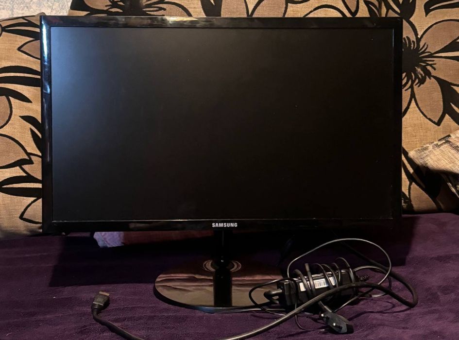 Монітор у гарному стані -  Samsung-  FULL HD 21,5" S22F350FHI