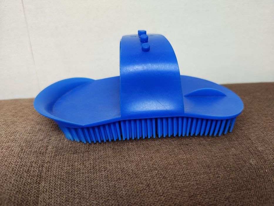 Щітка для коня пластикова