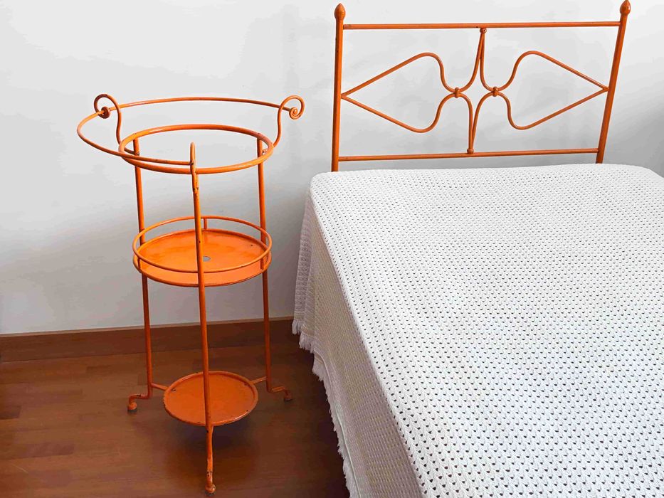 Venda Urgente - CAMA muito Antiga de Ferro maciço + Apoio LAVATÓRIO
