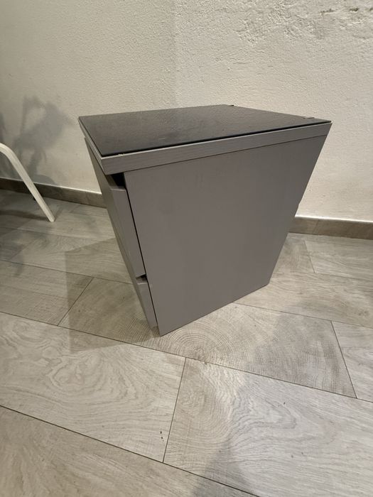 Mesa de cabeceira cinza com tampo em vidro