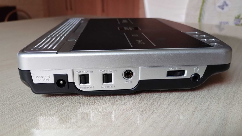 DVD програвач переносний з екранами у авто або кемпінг 12V або 220V