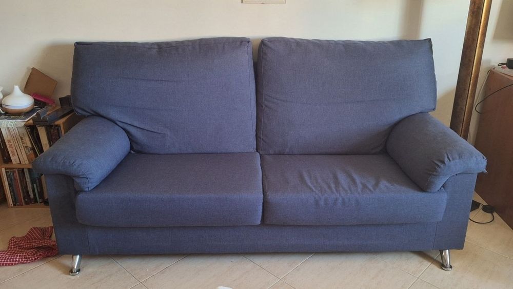 Sofás de três lugares e outro de dois vendo separado