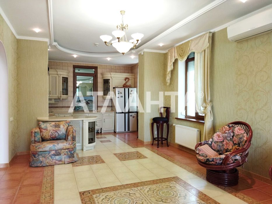 Будинок з басейном біля моря на 7 сотках