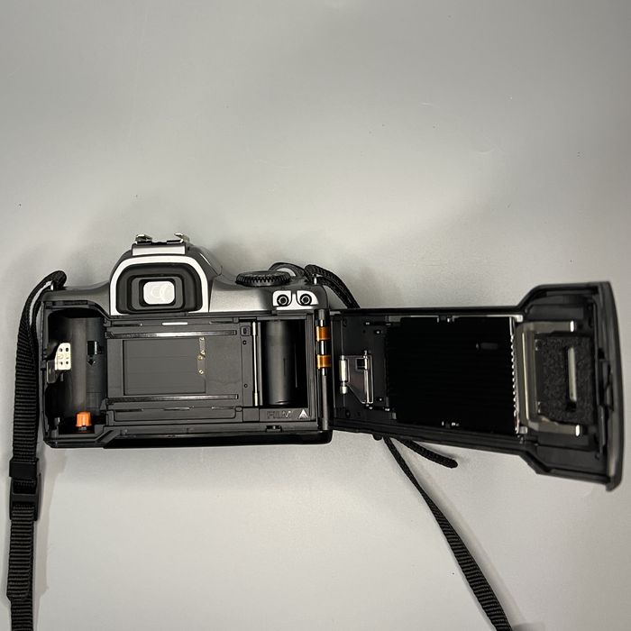 Плівковий дзеркальний фотоапарат Canon EOS Rebel K2 з об'єктивом
