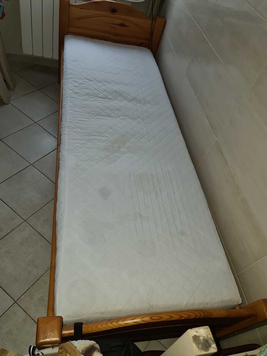 lóżko drewniane z materacem