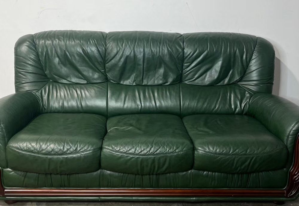 Sofá de couro verde 3 lugares – confortável e elegante