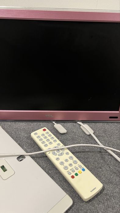 Televisão TLC cor rosa com comando + suporte parede