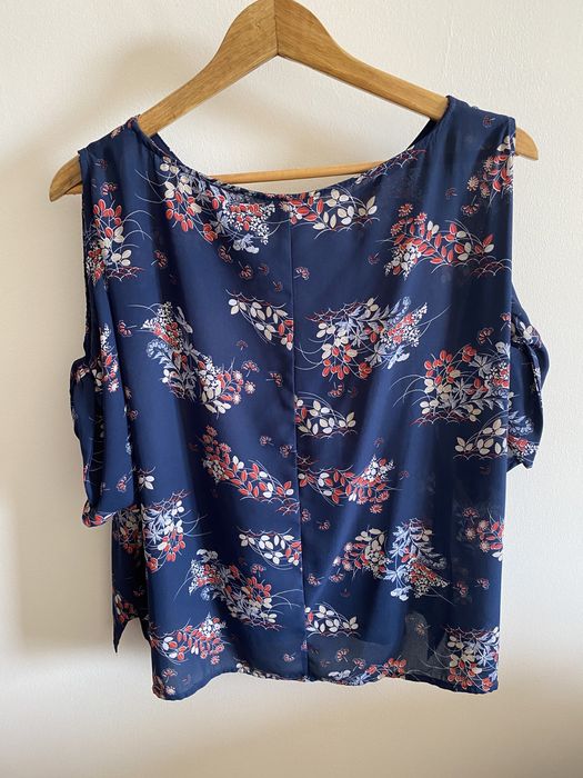 Blusa florida com pormenor de manga aberta