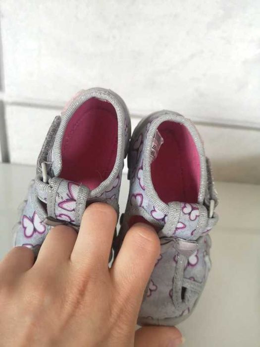 Befado kapcie zapinane rzepem motyle szare r. 20