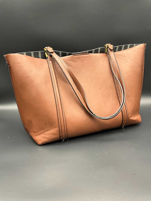 Klasyczna shopperka ZARA w karmelowym kolorze – elegancka i pojemna!