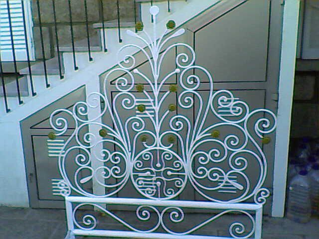 2 Camas únicas em ferro + Mesa de cabeceira + 2 colchões