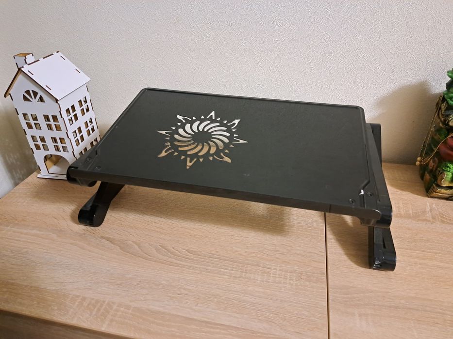 Стіл-підставка для ноутбука.
