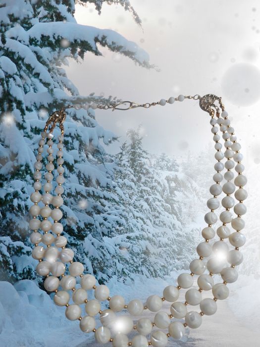 Білосніжне намисто з перламутру