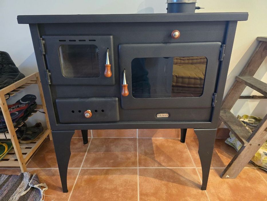 Brand New Wood-Burning Stove with Oven (10kW) with brand new flue pipe