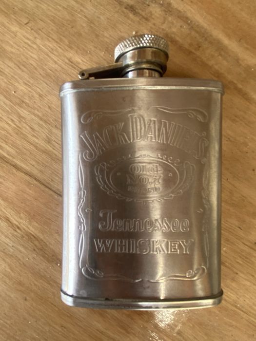 Conjunto de duas garrafas de bolso em aço inoxidável, ideais para transportar bebidas.