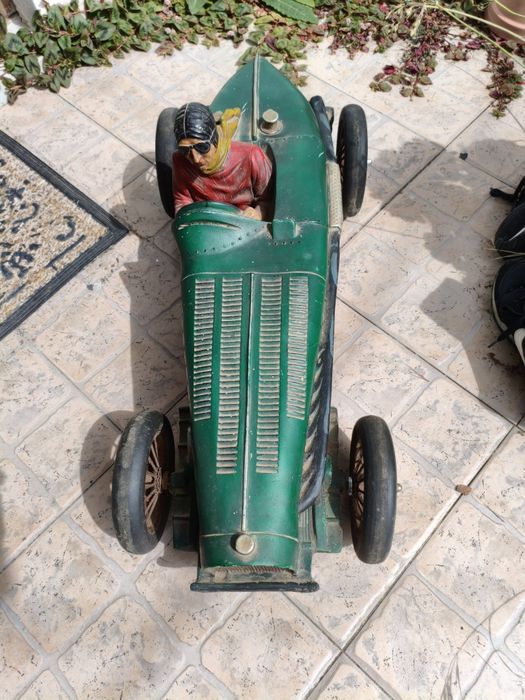 Modelo de carro de corrida artesanal dos anos 1950
