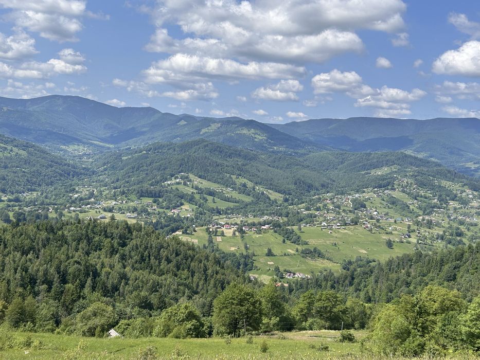 Продаж земельної ділянки з будинком в горах..