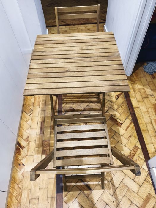 Vendo mesa de madeira com 2 cadeiras