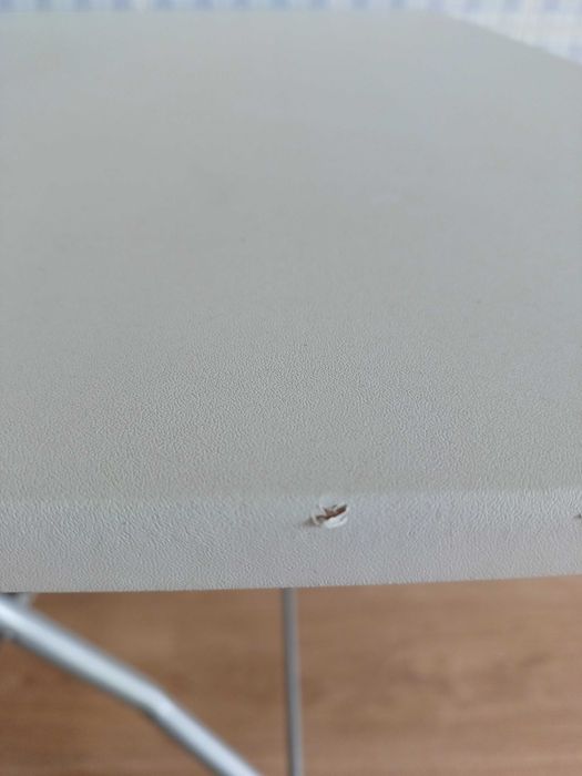 Mesa dobrável de 4 lugares em bom estado