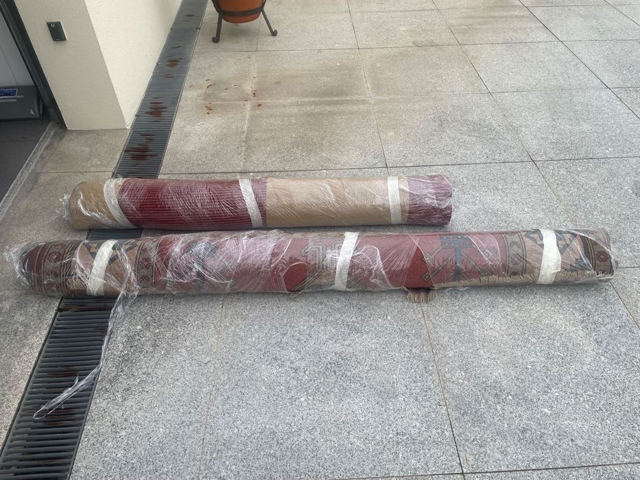Sofá de orelhas estofado e tapetes em bom estado