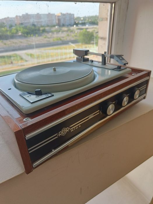 Продам проигрователь пластинок , винила Rega (Рига)