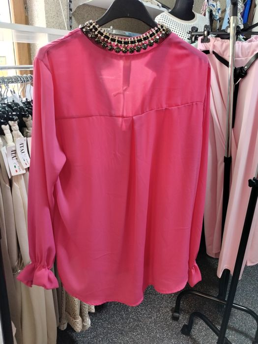 Nowa piękna różowa koszula
