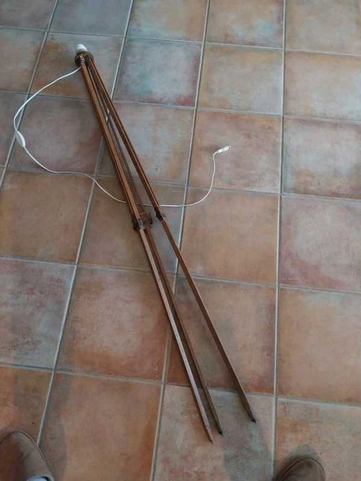 Antigo tripé de madeira de fotógrafo