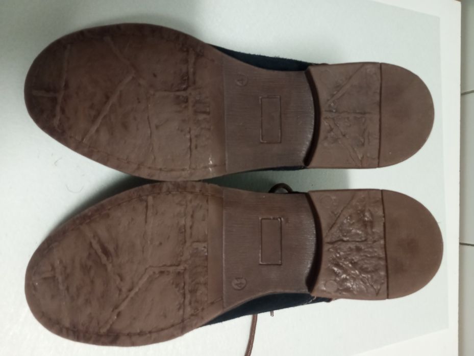 Botas em pele azul escuro e castanho