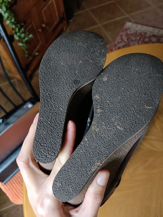 Bordowe, zamszowe botki na koturnie