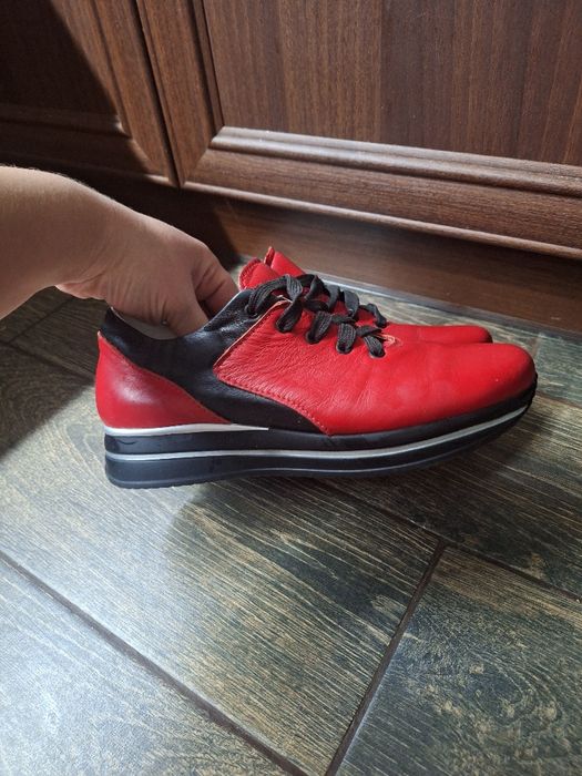 Шкіряні жіночі кросівки 37 р. (24 см)
