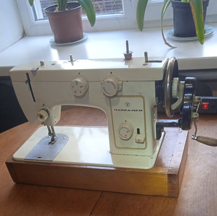 Швейна машинки з електроприводом  та ручні